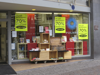 906723 Gezicht op de etalage van boekhandel Polare-De Slegte (Oudegracht 121) te Utrecht, die gaat sluiten.